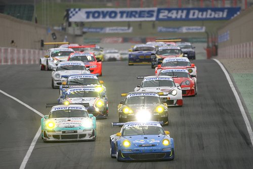 Spectaculaire start 24U Dubai; Pech bolide Jeroen Bleekemolen